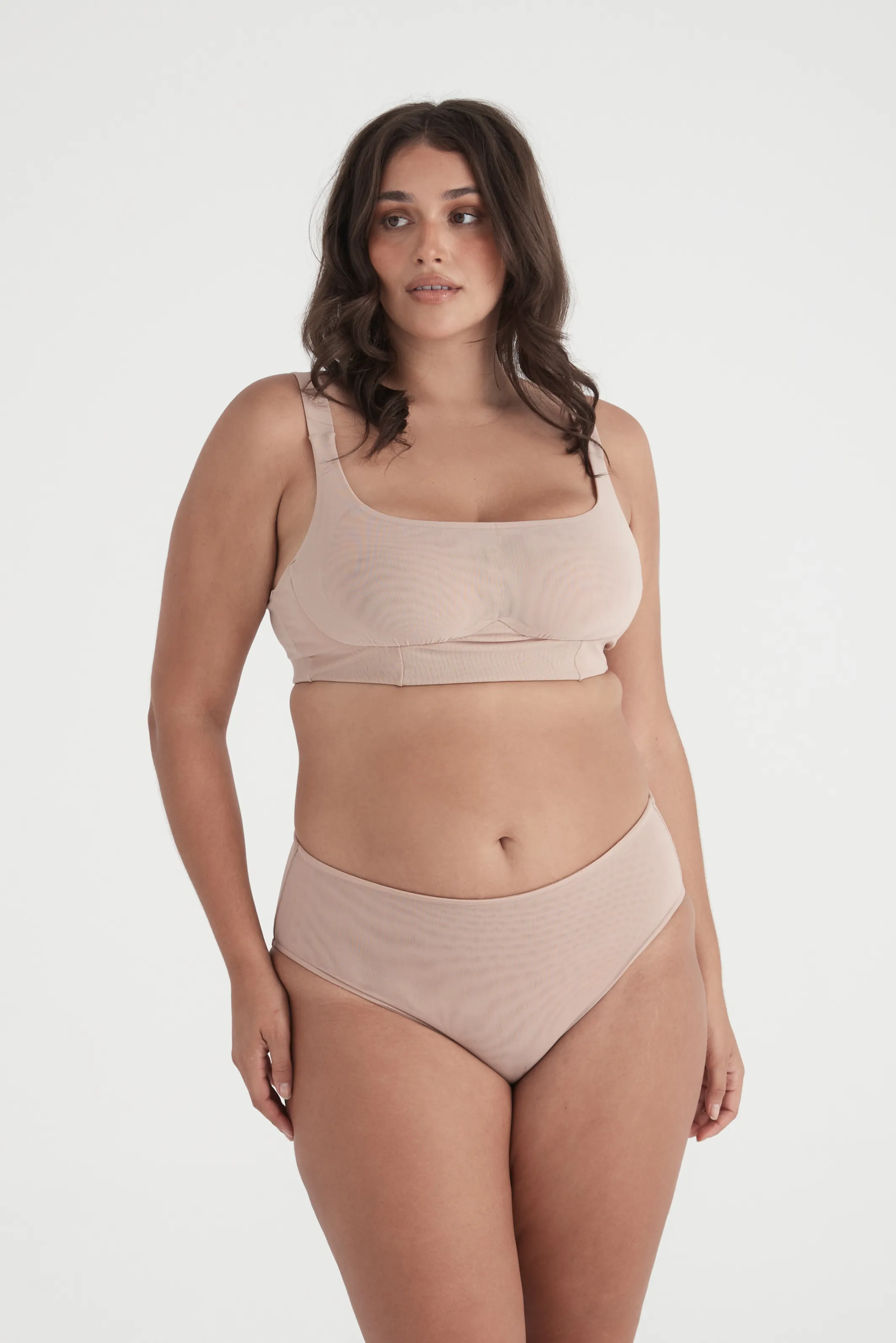 BUSTY BASICS CROP - LATTE