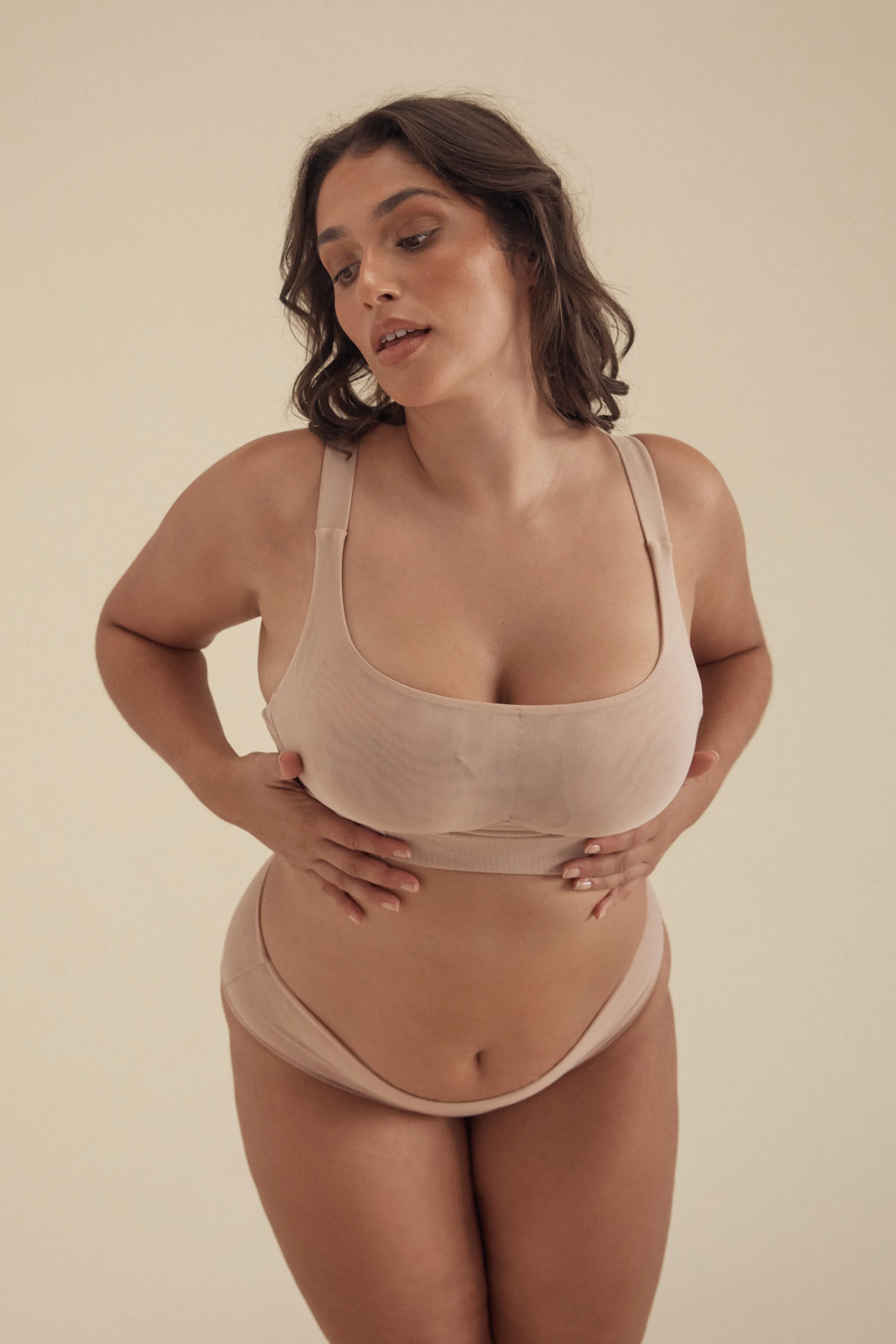 BUSTY BASICS CROP - LATTE