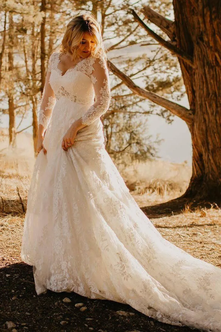 Country Style Plus Size Lace V-neck 3-4 Sleeve Wedding Dress with Court-train-715618