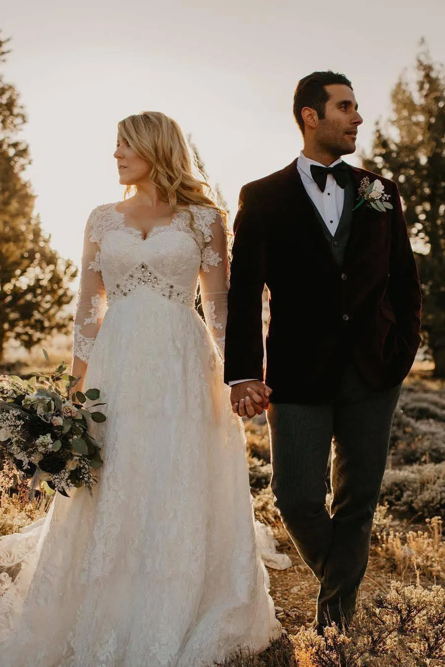 Country Style Plus Size Lace V-neck 3-4 Sleeve Wedding Dress with Court-train-715618