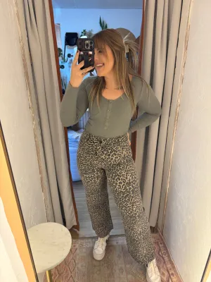Leopard Printed Raw Hem Pants