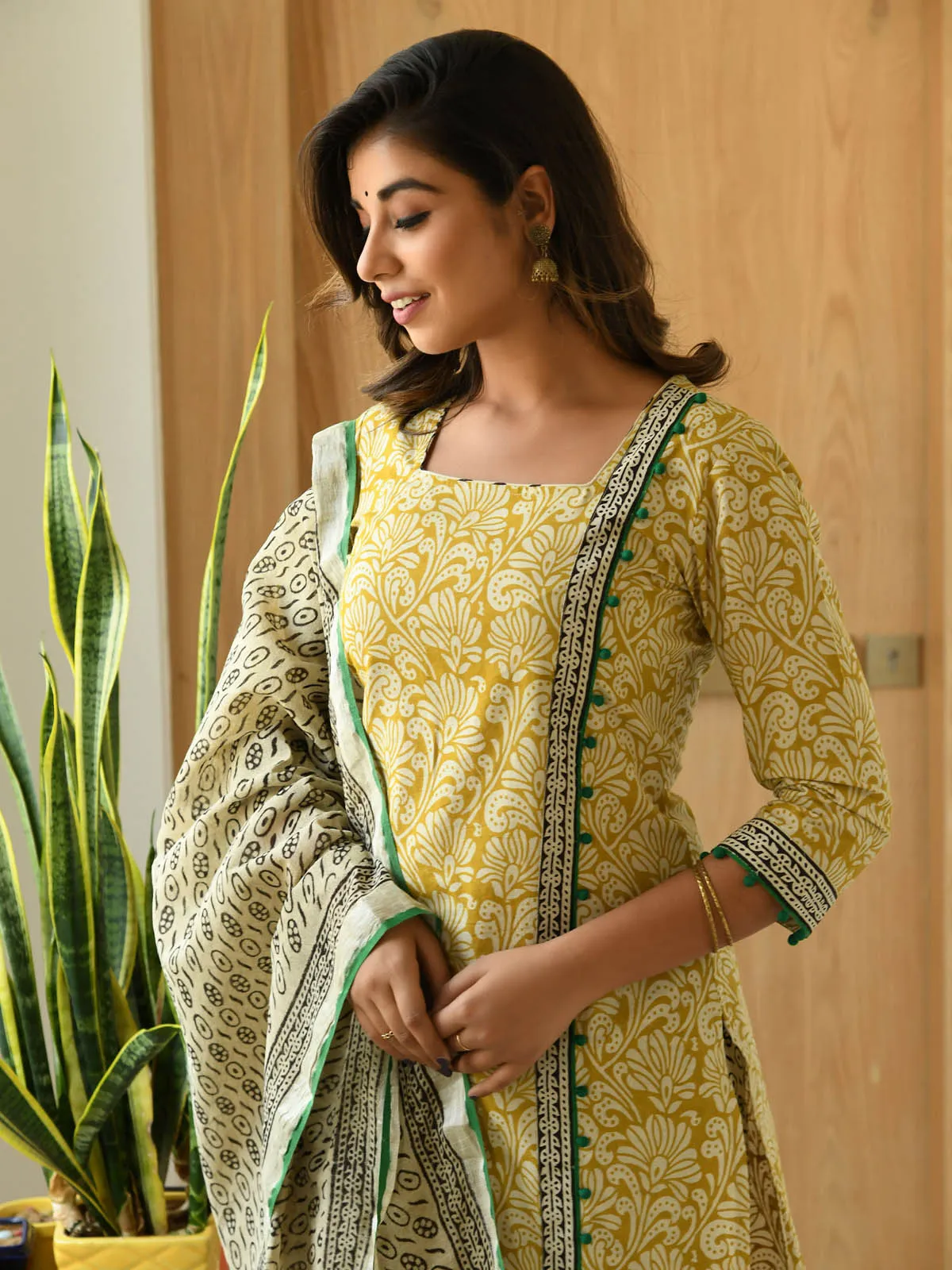 MULMUL EKAA BLOCK PRINTED KURTA-PANTS & DUPATTA SET