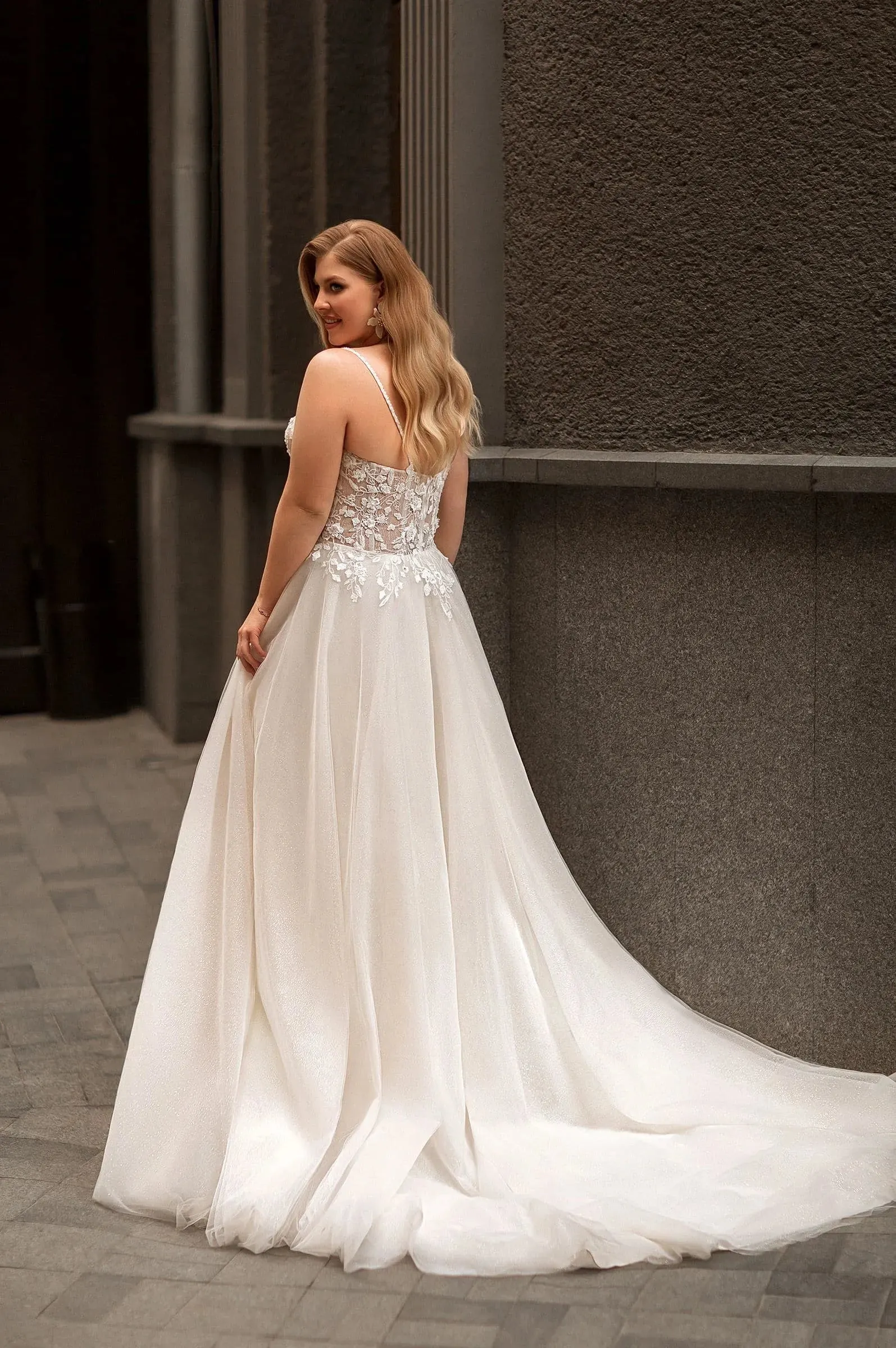Plus Size Wedding Dresses for Women New Summer Spaghetti Straps Bridal Gowns with Lace