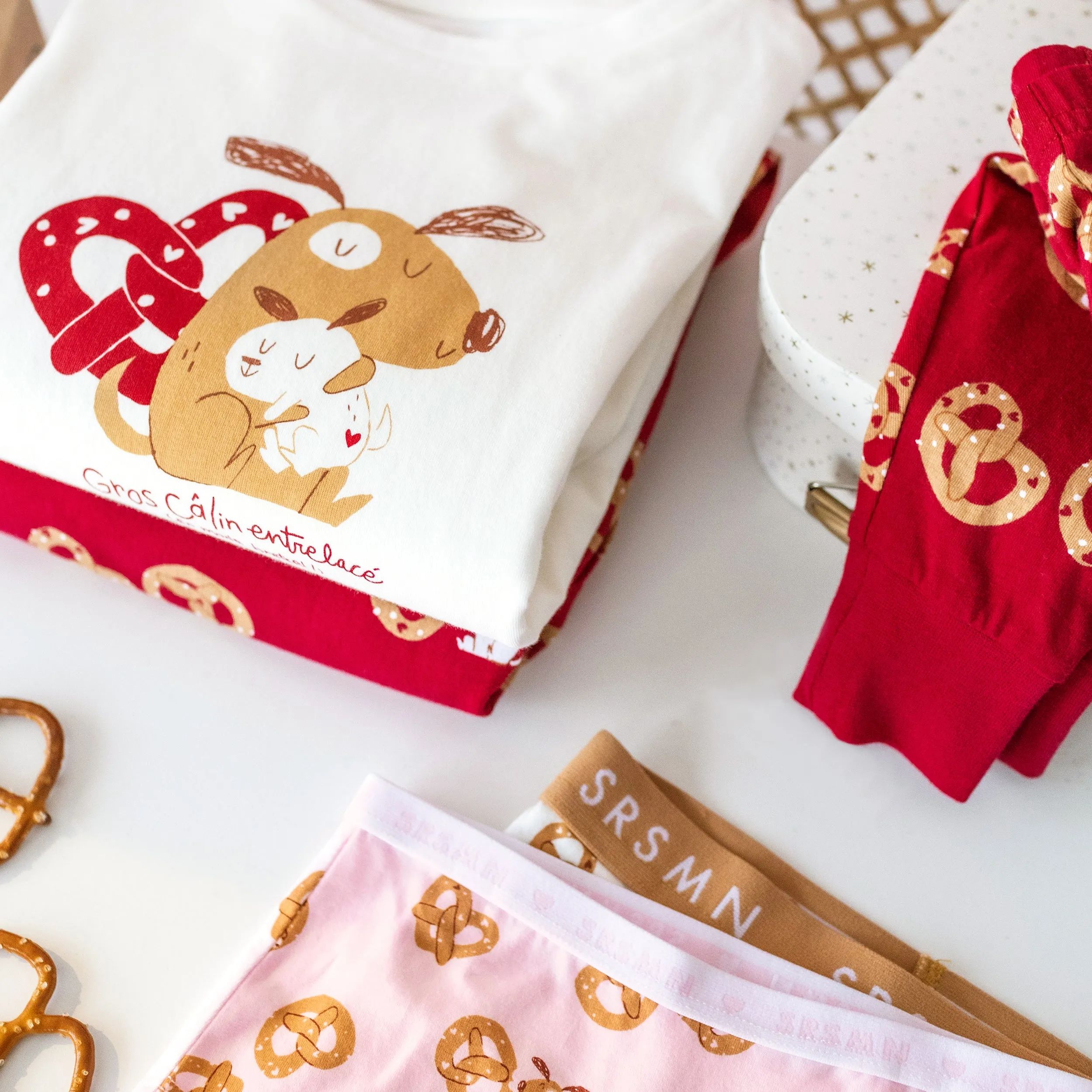 Pyjama crème et rouge à motifs Saint-Valentin, bébé||Cream and red Valentine's Day pajamas with all over print and illustration, baby