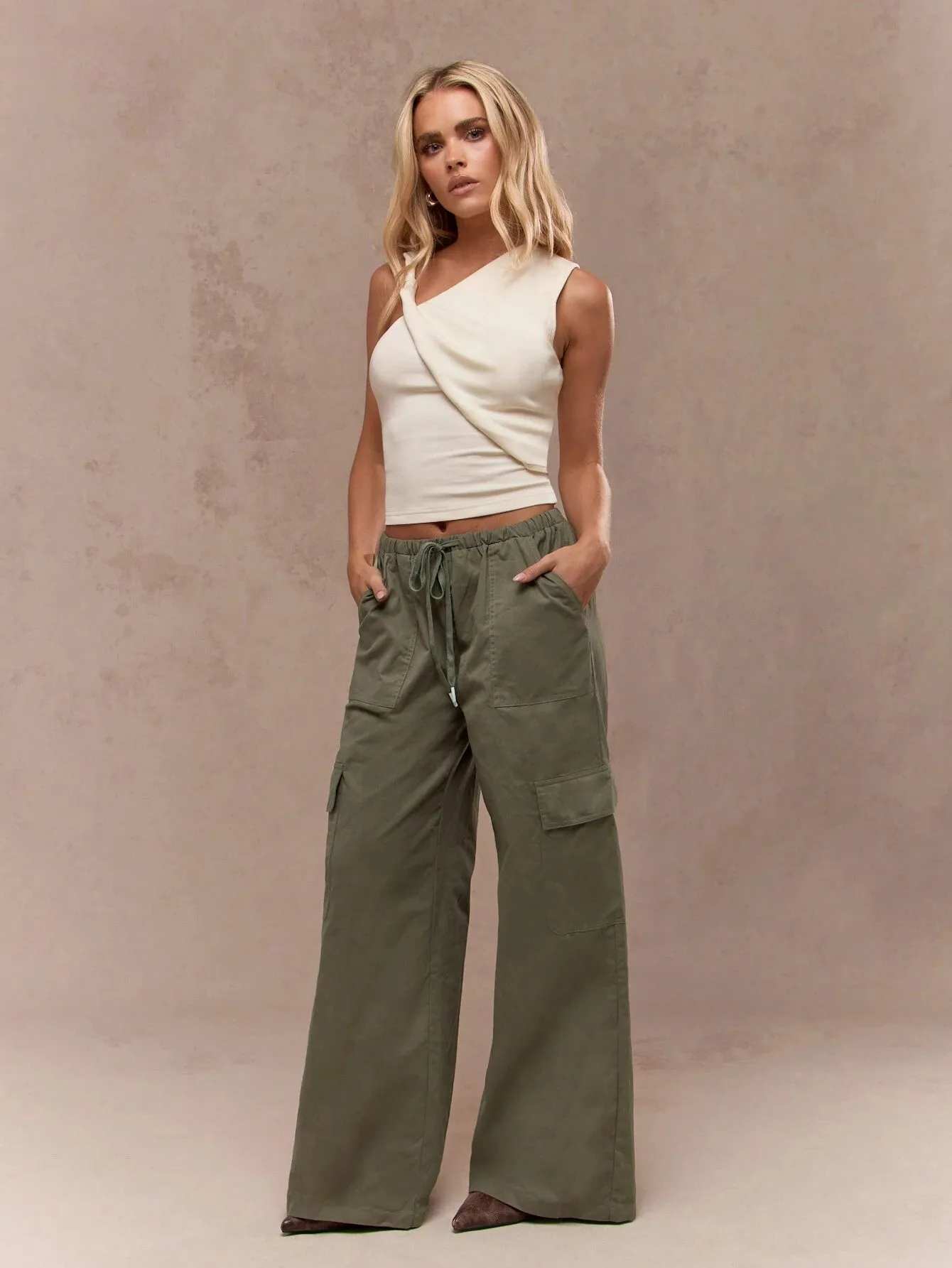 Wide-Leg Cargo Pants – Stylish & Comfortable Streetwear